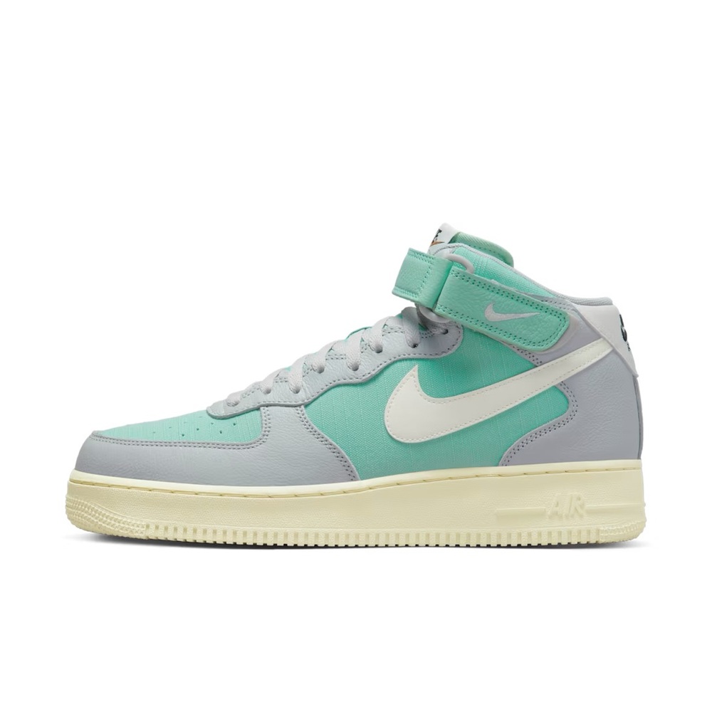 Nike Women's Sneakers in Mint and Gray